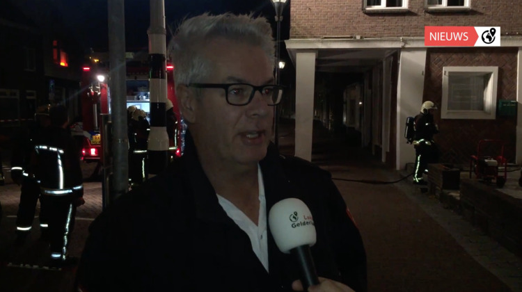 Brandweer over brand in Zutphense kapsalon