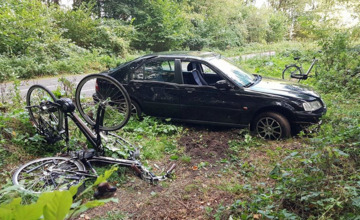 Drie fietsers geschept door automobilist