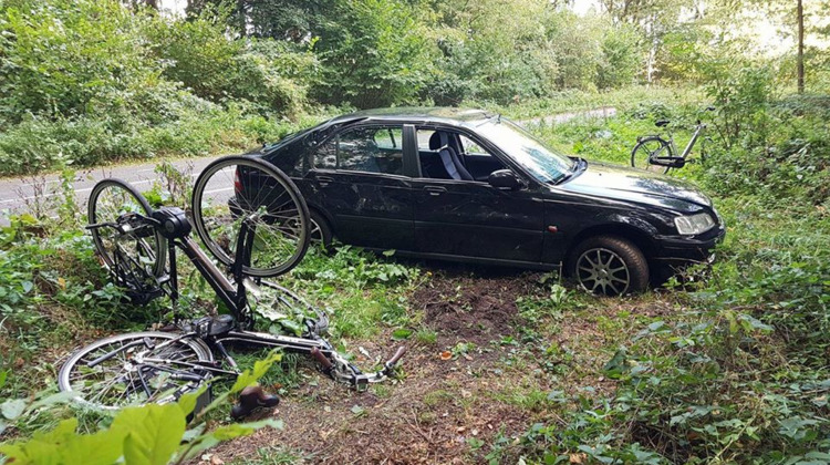 Drie fietsers geschept door automobilist