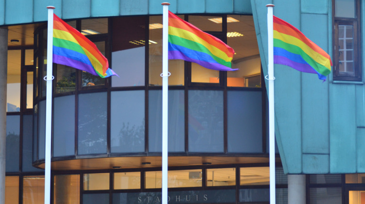 Waarom de regenboog-vlag in Zutphen een extra betekenis heeft vandaag
