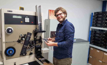 Dit is Thomas, en hij opent een cassettebandjes-fabriek
