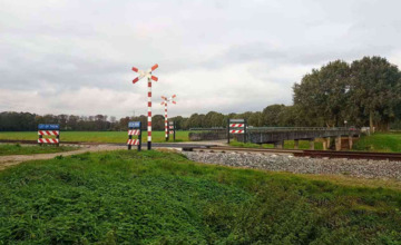 ProRail gaat zelf onbewaakte overwegen sluiten met betonblokken