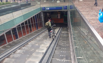 Via speakers roepen medewerkers Zutphense fietsenstalling naar fietsers