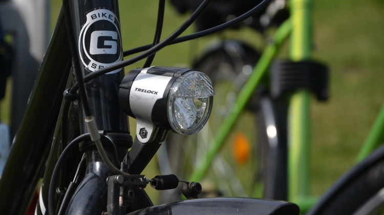Dienders maken via 'stickman Henk' duidelijk dat je fietsverlichting aan moet