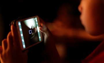 Waarom je steeds meer koters met een smartphone ziet lopen