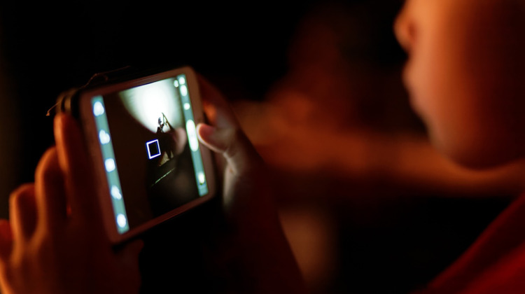Waarom je steeds meer koters met een smartphone ziet lopen