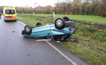 Auto vliegt over de kop in Zutphen