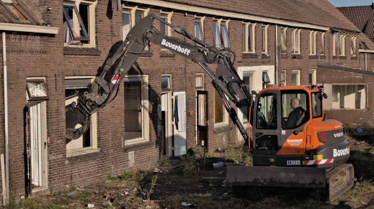 Sloopkogel raakt eerste huisjes 'de achtergelaten wijk'