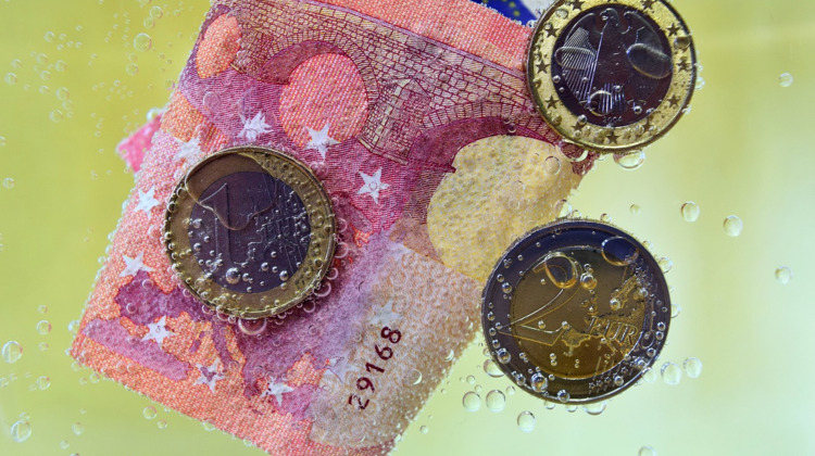 Steeds minder pinautomaten in de regio