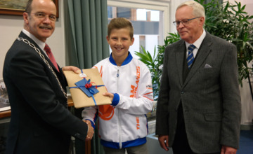 Eerbeekse karter Robert de Haan (11) het zonnetje gezet door burgemeester