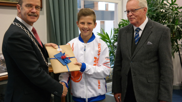 Eerbeekse karter Robert de Haan (11) het zonnetje gezet door burgemeester