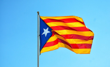 Sint en piet vaarden Almen binnen met de Catalaanse vlag