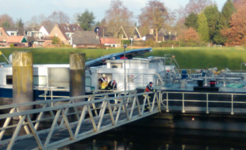 Schip heeft Oude IJsselbrug geramd, kajuit ligt op de bodem van de rivier