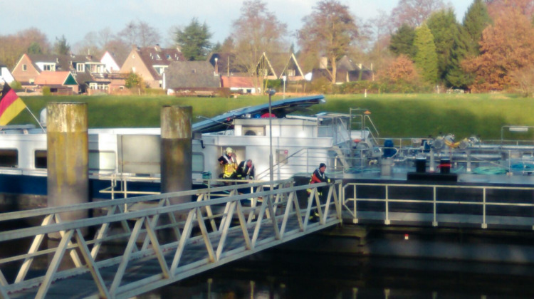 Schip heeft Oude IJsselbrug geramd, kajuit ligt op de bodem van de rivier