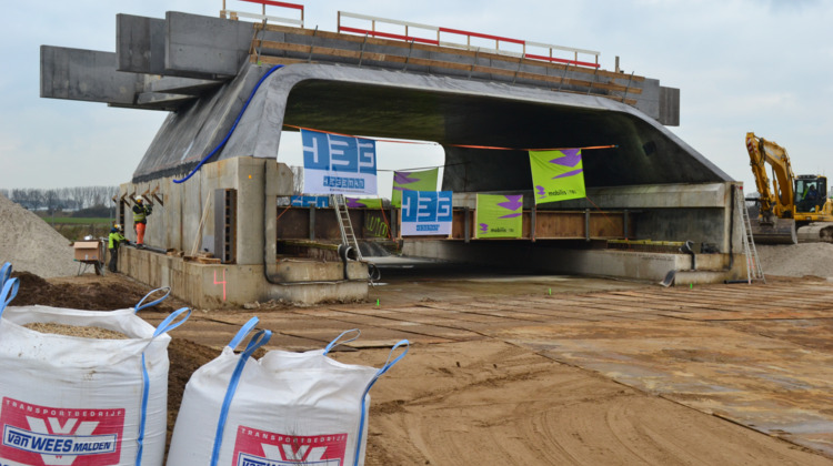 Kijk live | Plaatsing mega-bouwwerk onder het spoor in De Hoven
