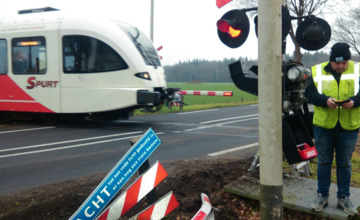 Vrachtwagenchauffeur rijdt dwars door spoorboom heen