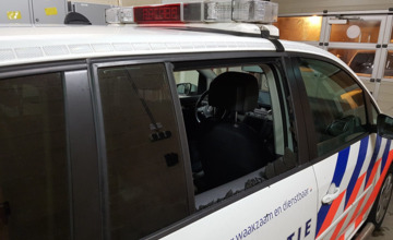 Zutphenaar trekt mes en kopt ruit politiewagen kapot