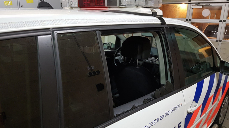 Zutphenaar trekt mes en kopt ruit politiewagen kapot