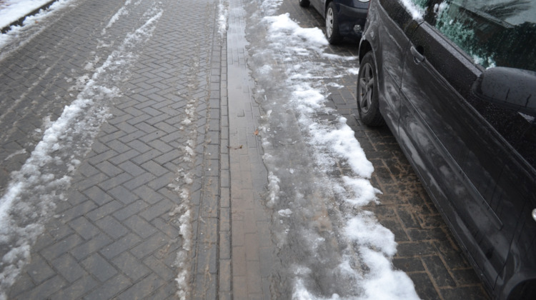 Natte schoenen of een flinke smakkerd maken door Warnsveldse regengoot
