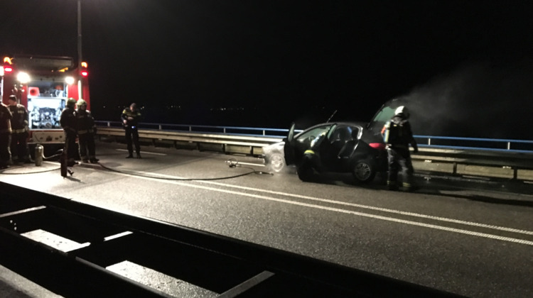 Auto staat midden op de Nieuwe IJsselbrug in brand