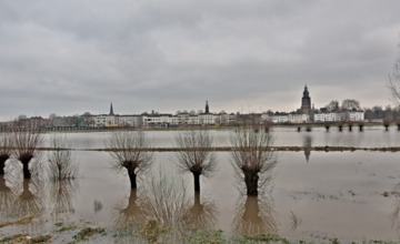 Lange files bij Oude IJsselbrug en veerpont Brummen-Bronckhorst uit de vaart door hoog water