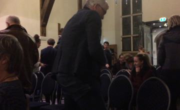 Filmpje: Boze menigte verlaat uit protest Zutphense raadzaal