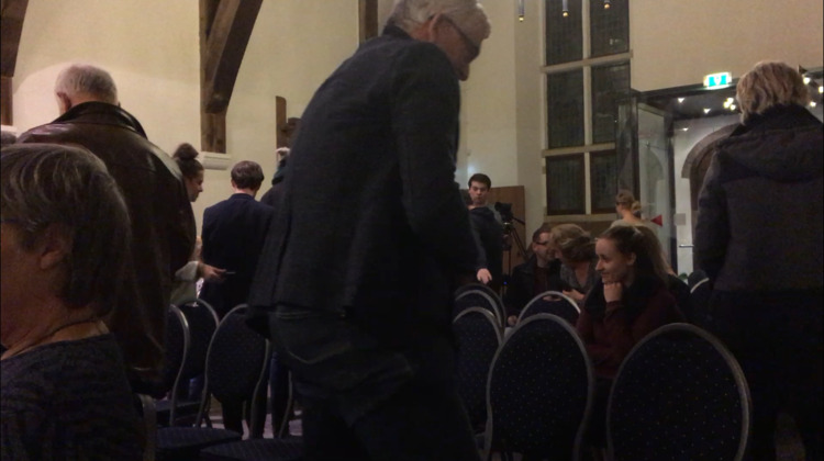 Filmpje: Boze menigte verlaat uit protest Zutphense raadzaal