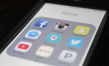 'Politici moeten minder op hun telefoon zitten'