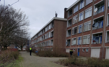 AT haalt verwarde messentrekker van dak flat