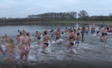 Te koud voor de nieuwjaarsduik in Zutphen? Zo kun je 'm live bekijken zondag
