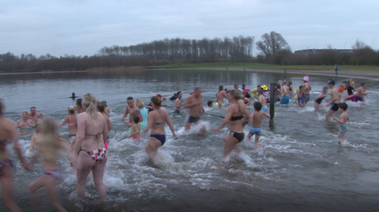Te koud voor de nieuwjaarsduik in Zutphen? Zo kun je 'm live bekijken zondag