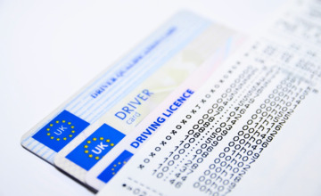 Politie bekeurd twee bestuurders zonder rijbewijs tegelijk