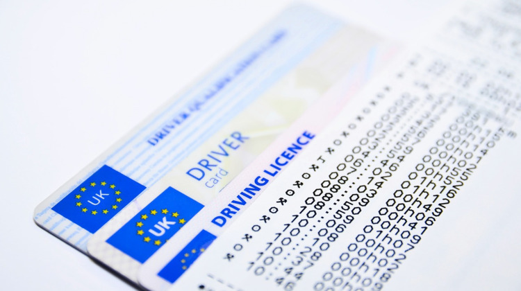 Politie bekeurd twee bestuurders zonder rijbewijs tegelijk