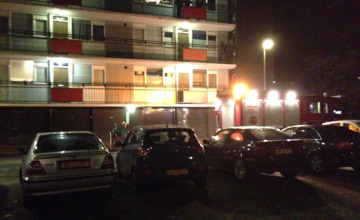 Brandweer rukt uit voor brandend afval in flatportiek