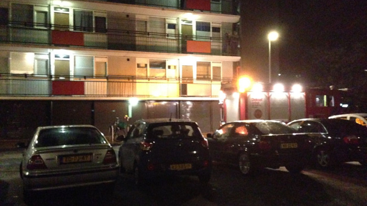 Brandweer rukt uit voor brandend afval in flatportiek