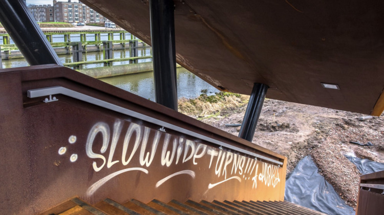 Vernieuwde Zutphense IJsselbrug slachtoffer van vandalisme