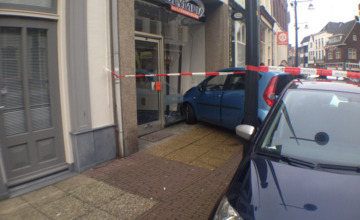 Auto rijdt ramt winkel in Zutphense binnenstad, voorbijganger geraakt