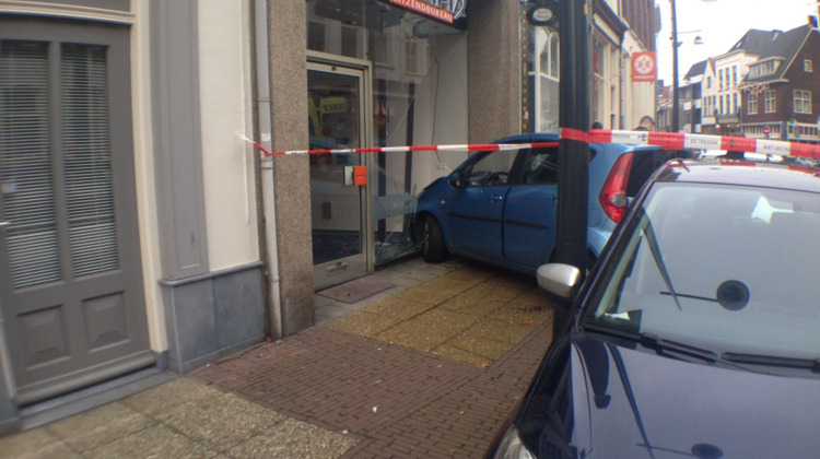 Auto rijdt ramt winkel in Zutphense binnenstad, voorbijganger geraakt