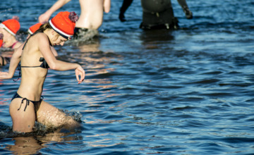 In je zwembroek het koude water in, bekijk de nieuwjaarsduik in Zutphen terug