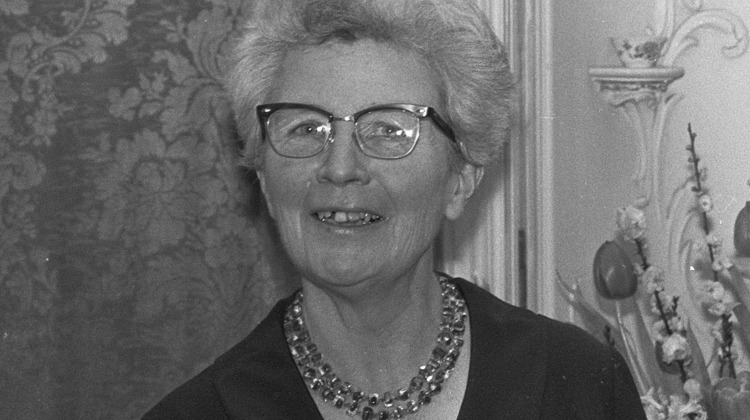 Je kan kijken hoe het bronzen beeld van Ida Gerhardt gemaakt wordt