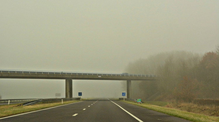 Gevaarlijke omstandigheden op de weg door dichte mist tijdens ochtendspits