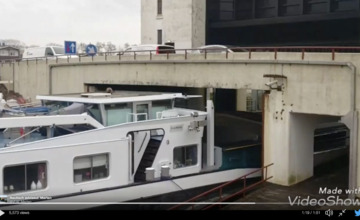 Filmpje: Dit schip kan maar net onder de sluis bij Eefde door