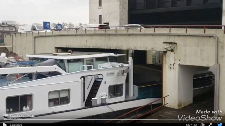Filmpje: Dit schip kan maar net onder de sluis bij Eefde door