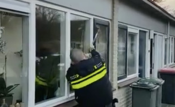 Politie plaatst video online van hoe ze raam intikken van 82-jarige vrouw