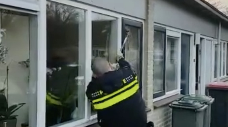 Politie plaatst video online van hoe ze raam intikken van 82-jarige vrouw