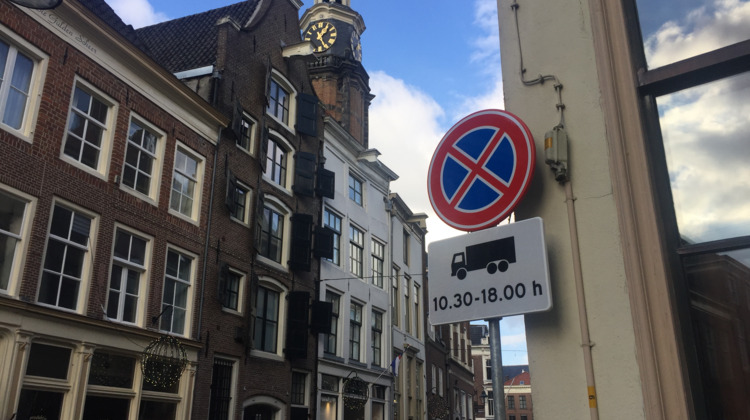 's Gravenhof of de hele binnenstad autoluw? "Doe maar niet", zegt Detailhandel Nederland