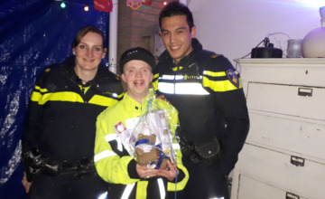 Politie verrast hun grootste fan