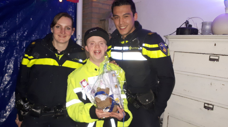 Politie verrast hun grootste fan