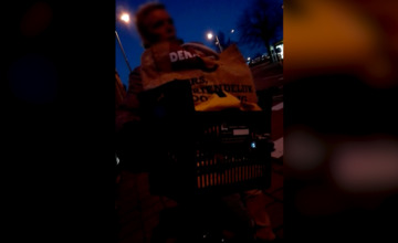 Zutphense vader en zoon verrichten goede daad, en houden nepcollectant aan