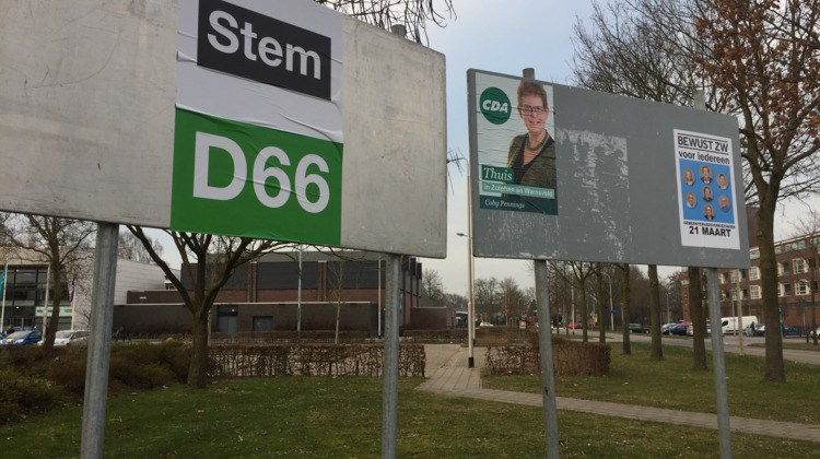 Foei! D66-rebellen plakken te grote posters op in Zutphen
